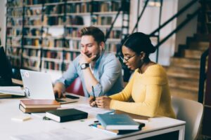 Duas pessoas em uma mesa estudando