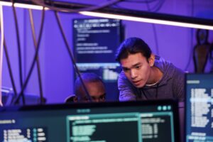 homem concentrado analisando código