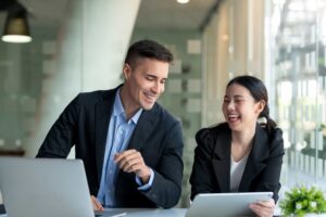 homem e mulher em clima de descontração em ambiente coorporativo