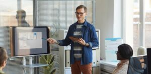 desenvolvedores em reunião de escritório