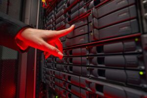 Mulher tocando em servidor com luz vermelha