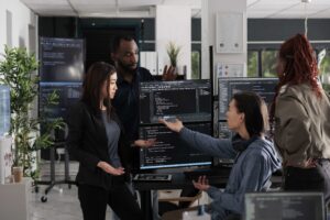 Pessoa analisando e explicando códigos para uma equipe