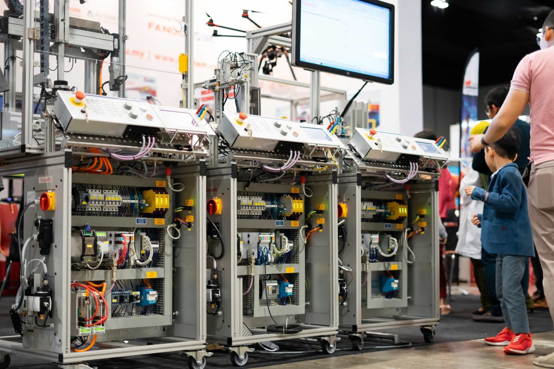 servers-on-display-with-children-and-visitors-at-t-2023-11-27-05-28-33-utc