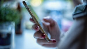 enquadramento de mão mexendo em celular