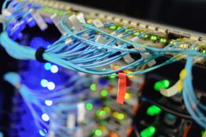 Rack com fibras ópticas conectadas